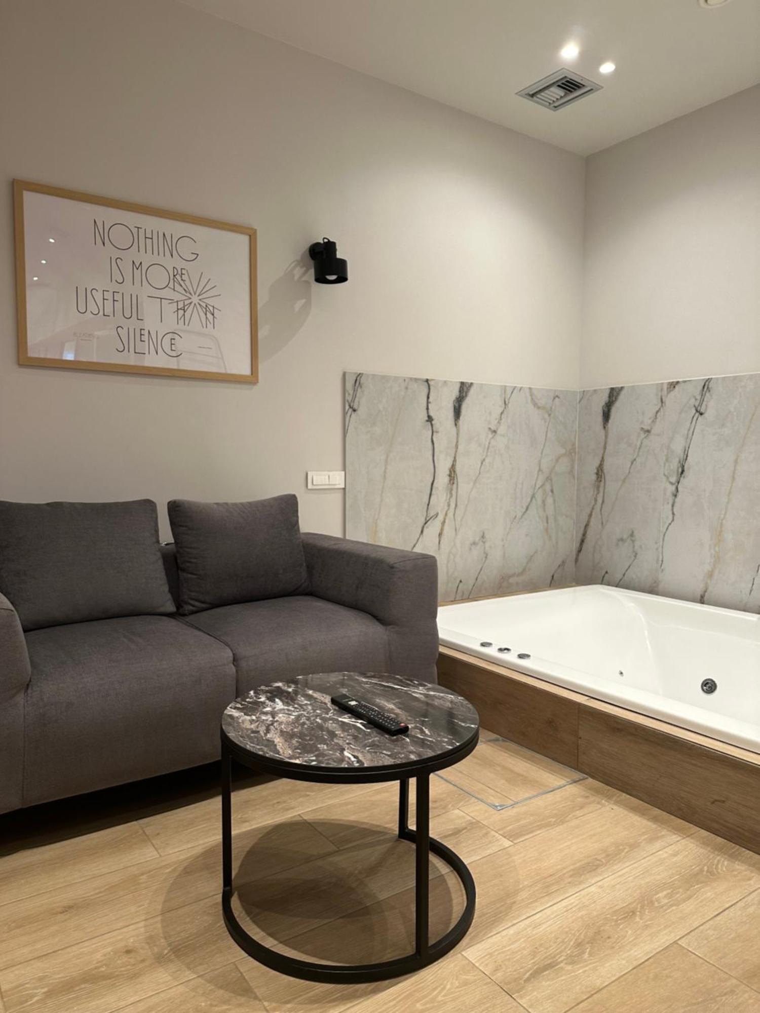Belle Athenes - Luxury Rooms At Monastiraki Railway Station ภายนอก รูปภาพ