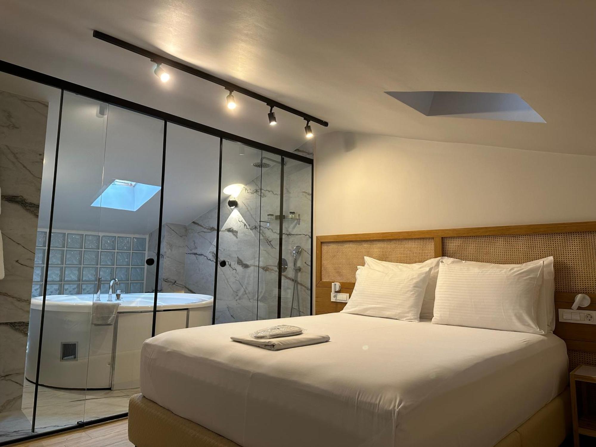 Belle Athenes - Luxury Rooms At Monastiraki Railway Station ภายนอก รูปภาพ